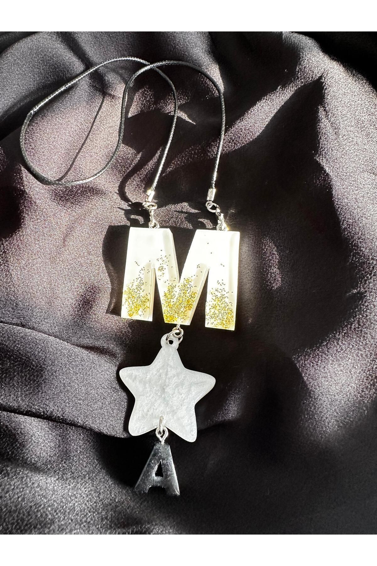 M Harf Eş Harfli Beyaz Üzeri Gold Simli Yıldızlı Epoksi Dikiz Ayna Süsü Sevgililer Günü Hediyelik
