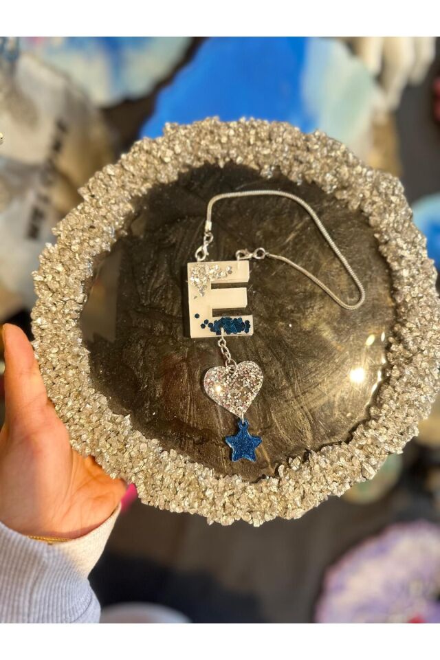 E Harf Beyaz Zemin Üzeri Gümüş Lacivert Pullu Epoksi Dikiz Ayna Süsü Hediyelik