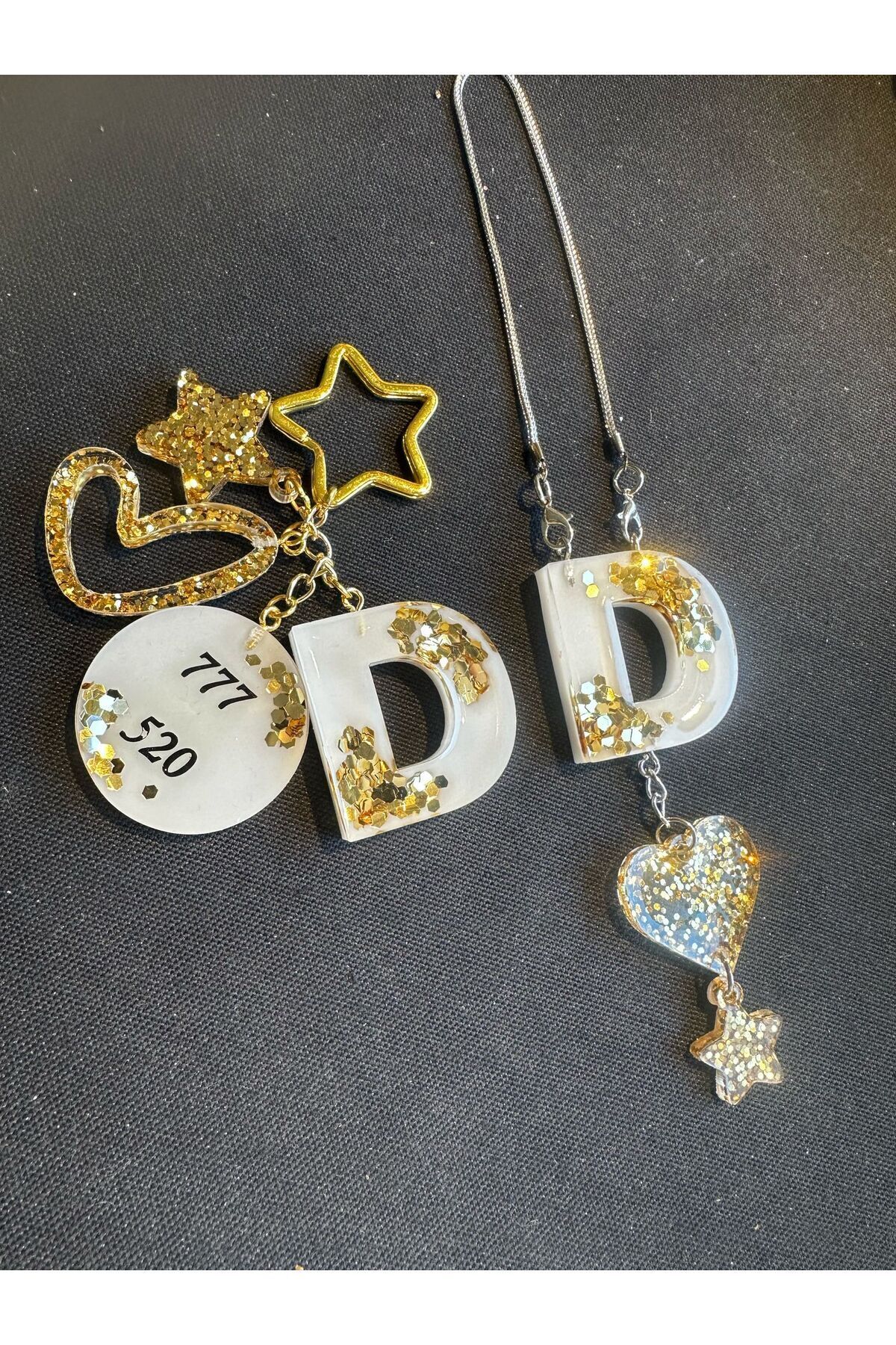 D Harf Beyaz Zemin Üzeri Gold Pullu 777 520 Epoksi Anahtarlık ve Dikiz Ayna Süsü Set Hediyelik