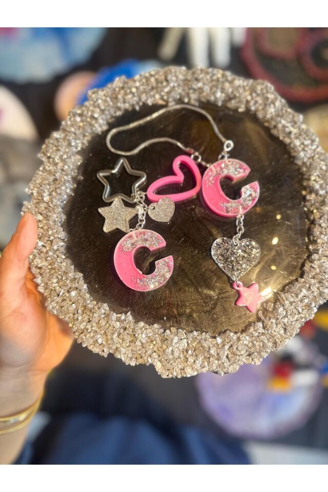C Harf Pembe Zemin Üzeri Gümüş Glitter Süslü Epoksi Anahtarlık ve Dikiz Ayna Süsü Set Hediyelik