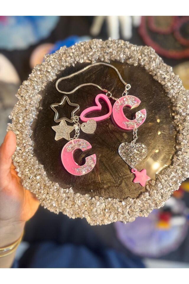 C Harf Pembe Zemin Üzeri Gümüş Glitter Süslü Epoksi Anahtarlık ve Dikiz Ayna Süsü Set Hediyelik