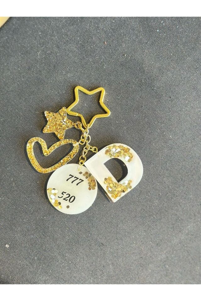 D Harf Yıldız Halkalı Beyaz Zemin Üzeri Gold Pullu 777 520 Sayı Sekanslı Epoksi Anahtarlık Hediyelik
