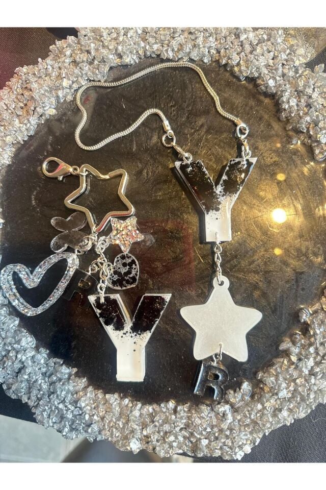 Y Harf Beyaz Zemin Üzeri Siyah Glitterli Epoksi Anahtarlık ve Dikiz Ayna Süsü Set Hediyelik