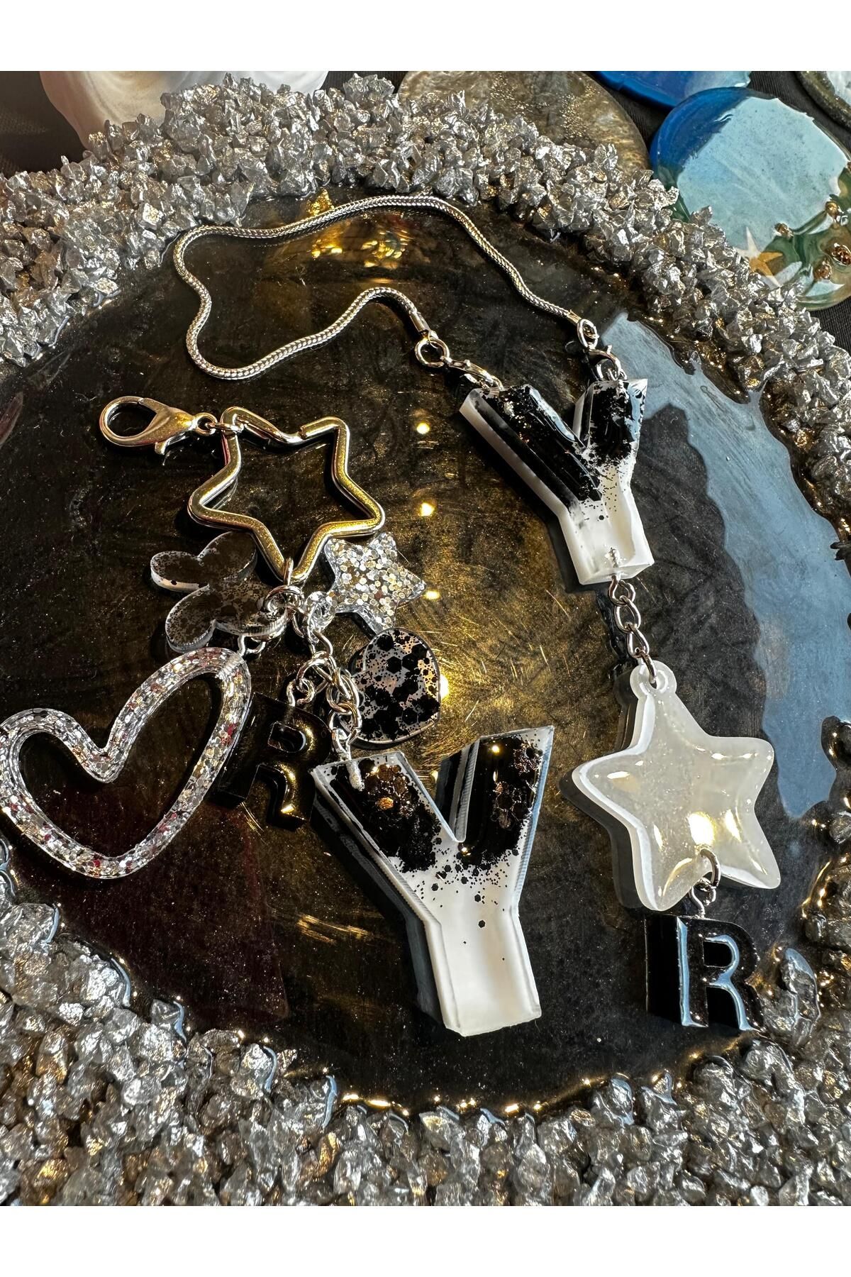 Y Harf Beyaz Zemin Üzeri Siyah Glitterli Epoksi Anahtarlık ve Dikiz Ayna Süsü Set Hediyelik