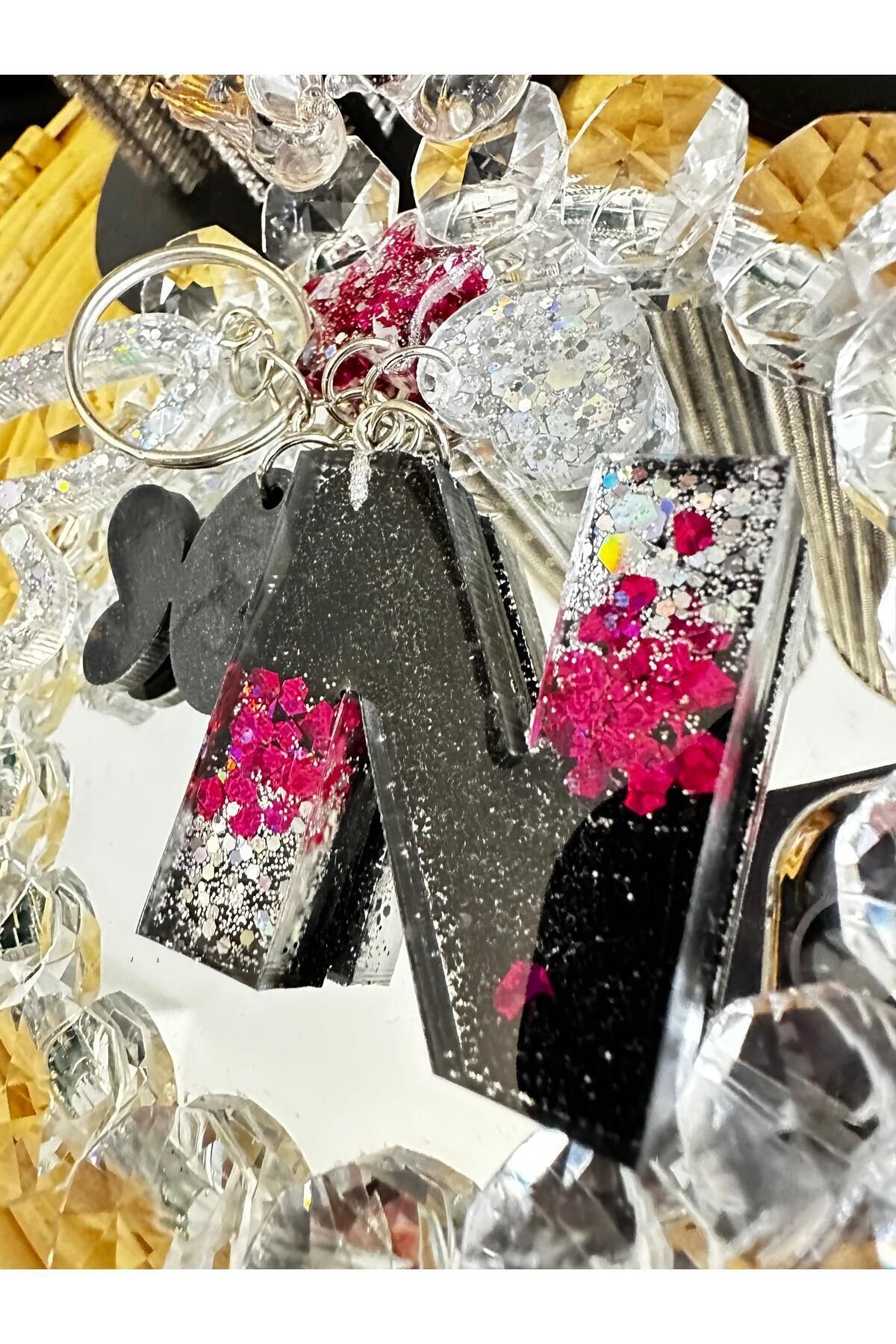 N Harfi Siyah Sim Üstü FuşyaGümüş Glitter Ekstra Figürlü Epoksi Harf Anahtarlık Hediyelik Anahtarlık
