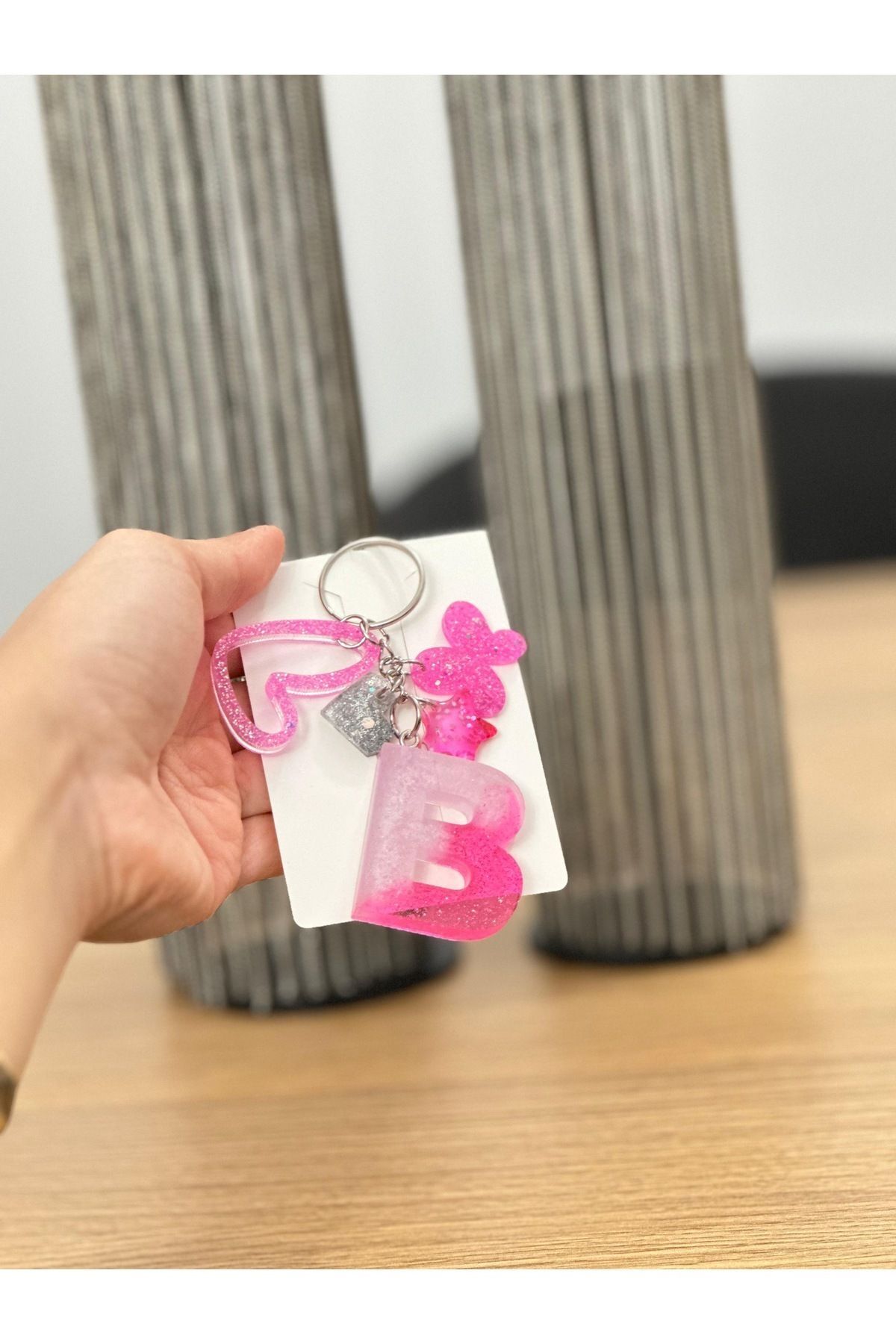 Lila-Pembe Renk Ekstra Figürlü Epoksi Harf Anahtarlık Hediyelik Anahtarlık