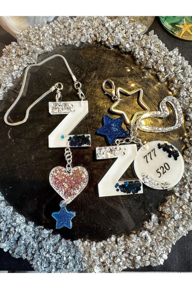 Z Harf Beyaz Zemin Üzeri Gümüş Lacivert Pullu Epoksi Anahtarlık ve Dikiz Ayna Süsü Set Hediyelik