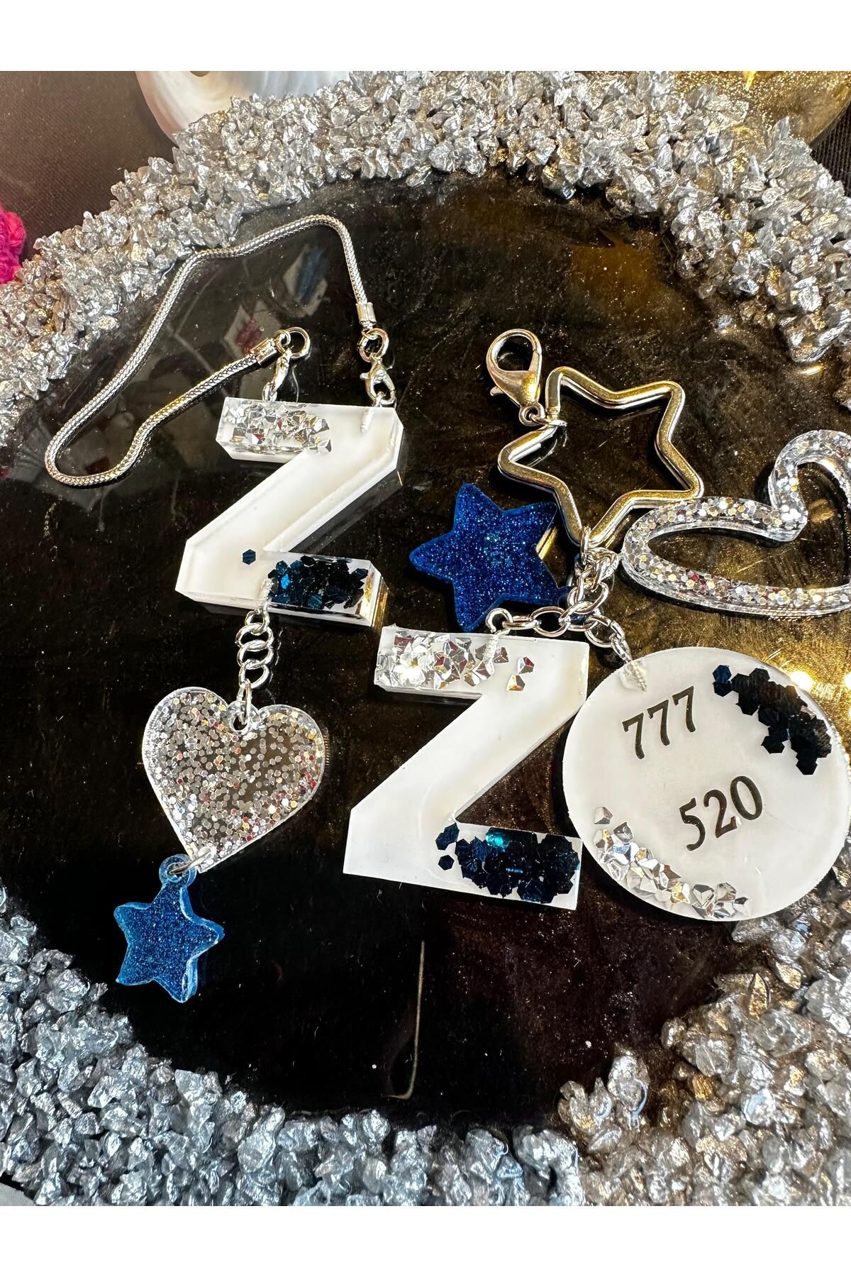 Z Harf Beyaz Zemin Üzeri Gümüş Lacivert Pullu Epoksi Anahtarlık ve Dikiz Ayna Süsü Set Hediyelik