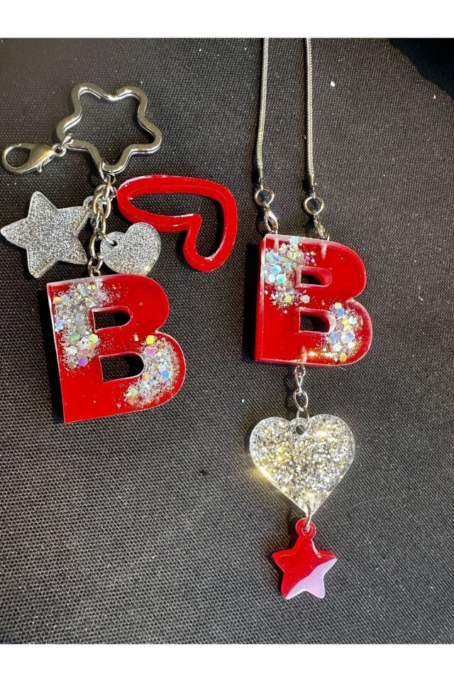 B Harf Kırmızı Zemin Üzeri Gümüş Glitter Pullu Epoksi Anahtarlık ve Dikiz Ayna Süsü Set Hediyelik