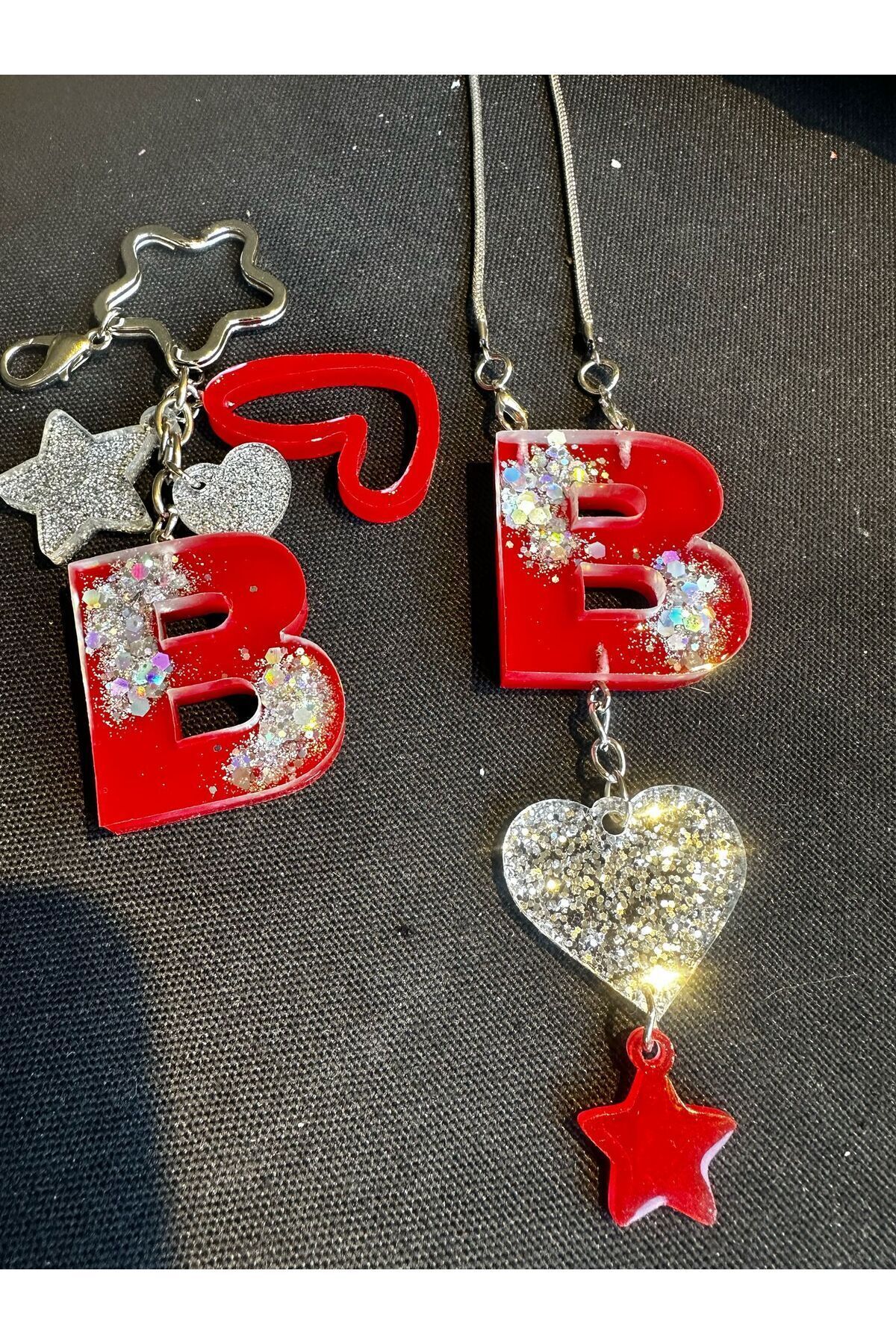 B Harf Kırmızı Zemin Üzeri Gümüş Glitter Pullu Epoksi Anahtarlık ve Dikiz Ayna Süsü Set Hediyelik