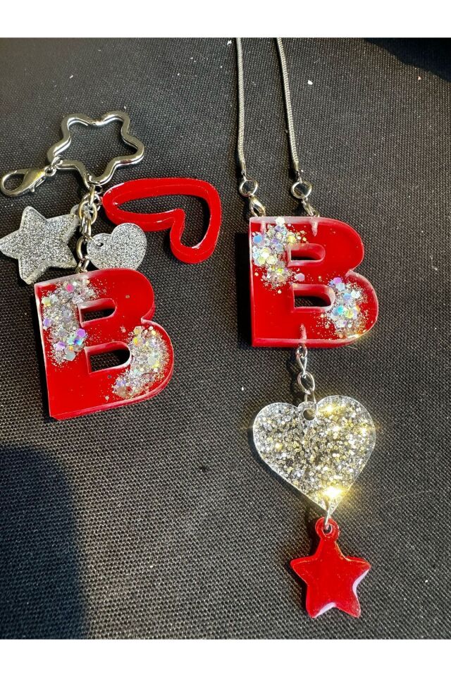 B Harf Kırmızı Zemin Üzeri Gümüş Glitter Pullu Epoksi Anahtarlık ve Dikiz Ayna Süsü Set Hediyelik