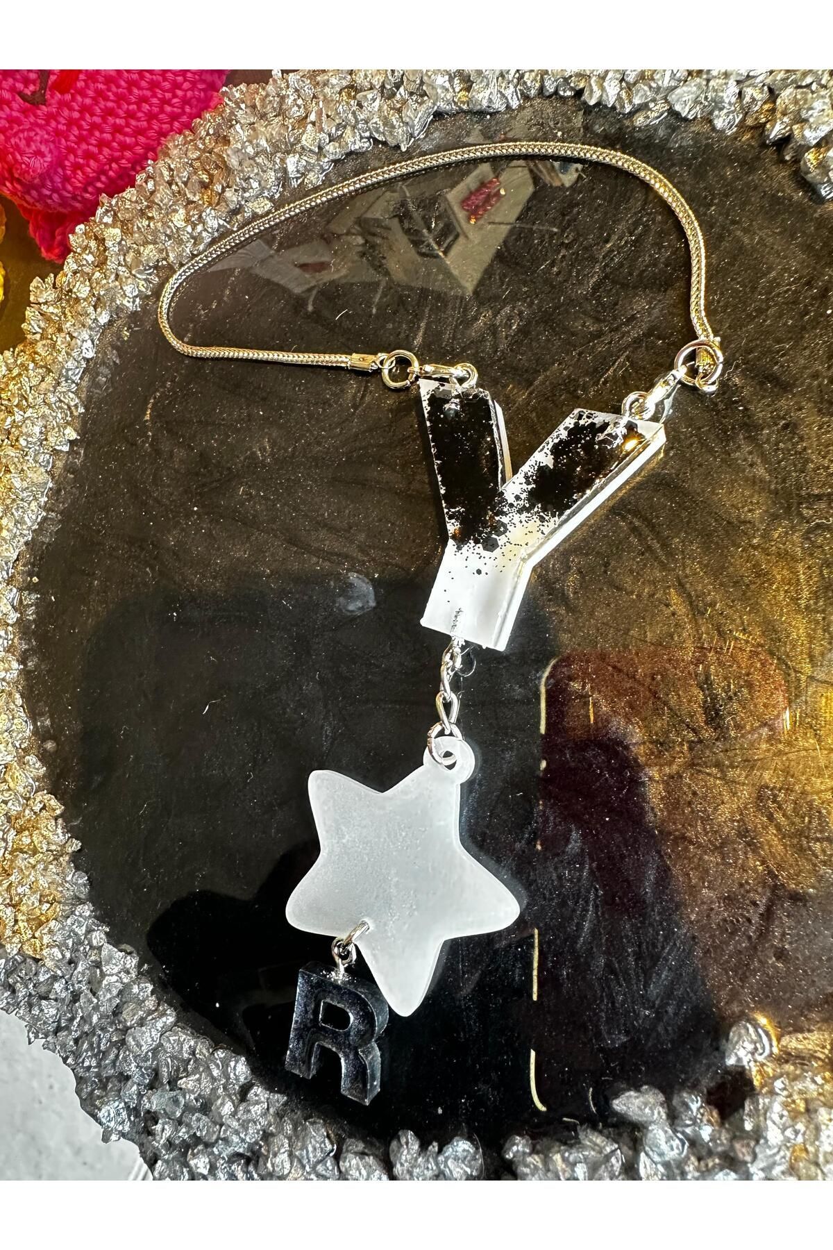 Y Harf Beyaz Zemin Üzeri Siyah Glitterli Dikiz Ayna Süsü Hediyelik