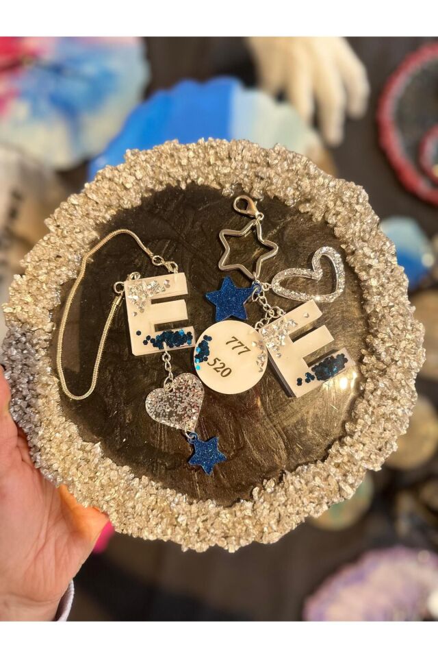 E Harf Beyaz Zemin Üzeri Gümüş Lacivert Pullu Epoksi Anahtarlık ve Dikiz Ayna Süsü Set Hediyelik