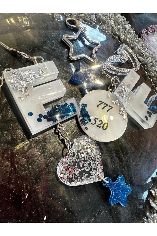 E Harf Beyaz Zemin Üzeri Gümüş Lacivert Pullu Epoksi Anahtarlık ve Dikiz Ayna Süsü Set Hediyelik