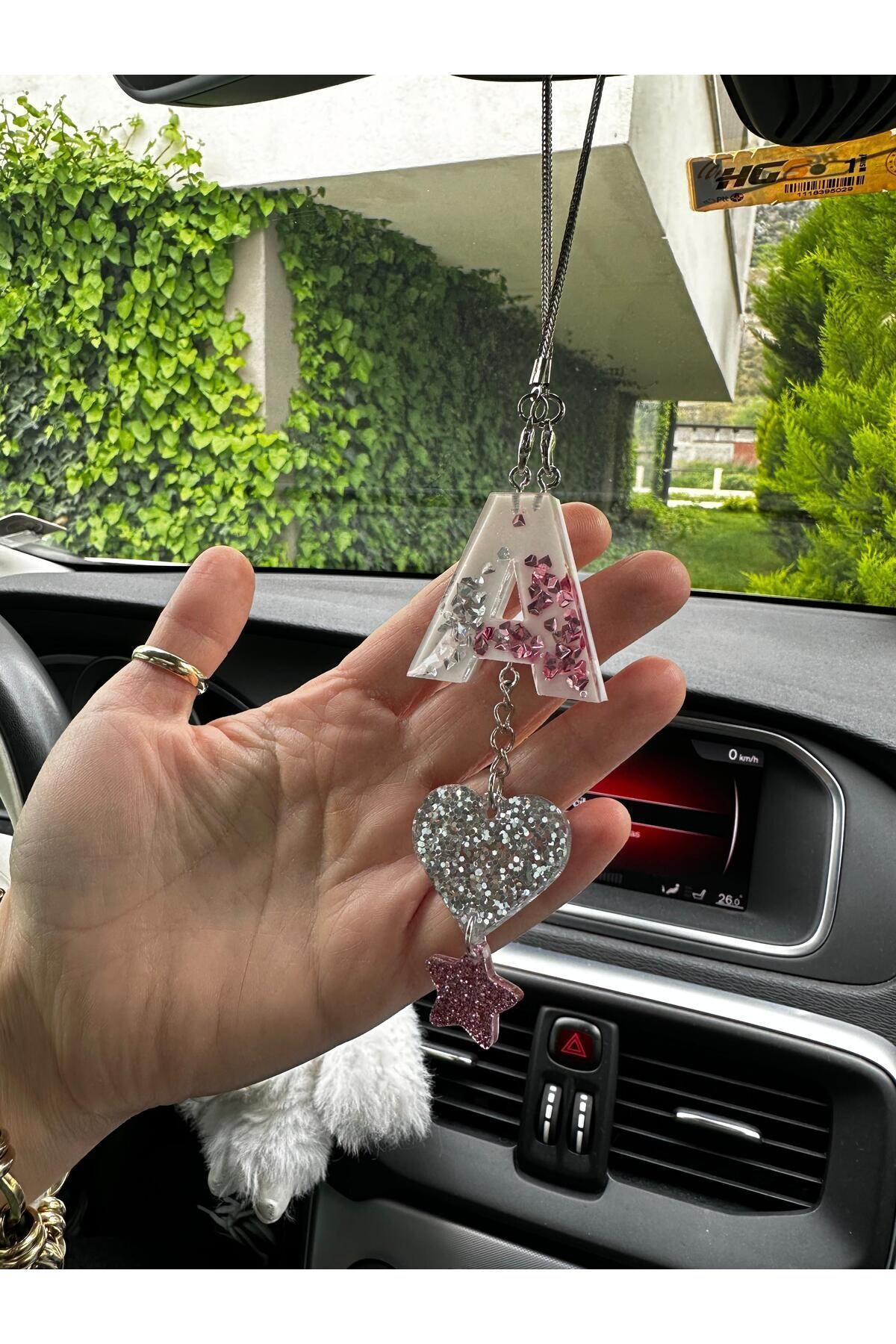 A Harf Beyaz Zemin Üzeri Pembe ve Gümüş Renk Kalpli Epoksi Dikiz Ayna Süsü Hediyelik Araba Süsü