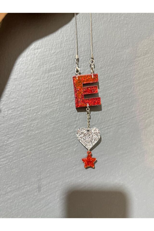 E Harf Simli Kırmızı Renk VIP Kalp ve Yıldız Objeli Epoksi Dikiz Ayna Süsü Hediyelik Araba Süsü