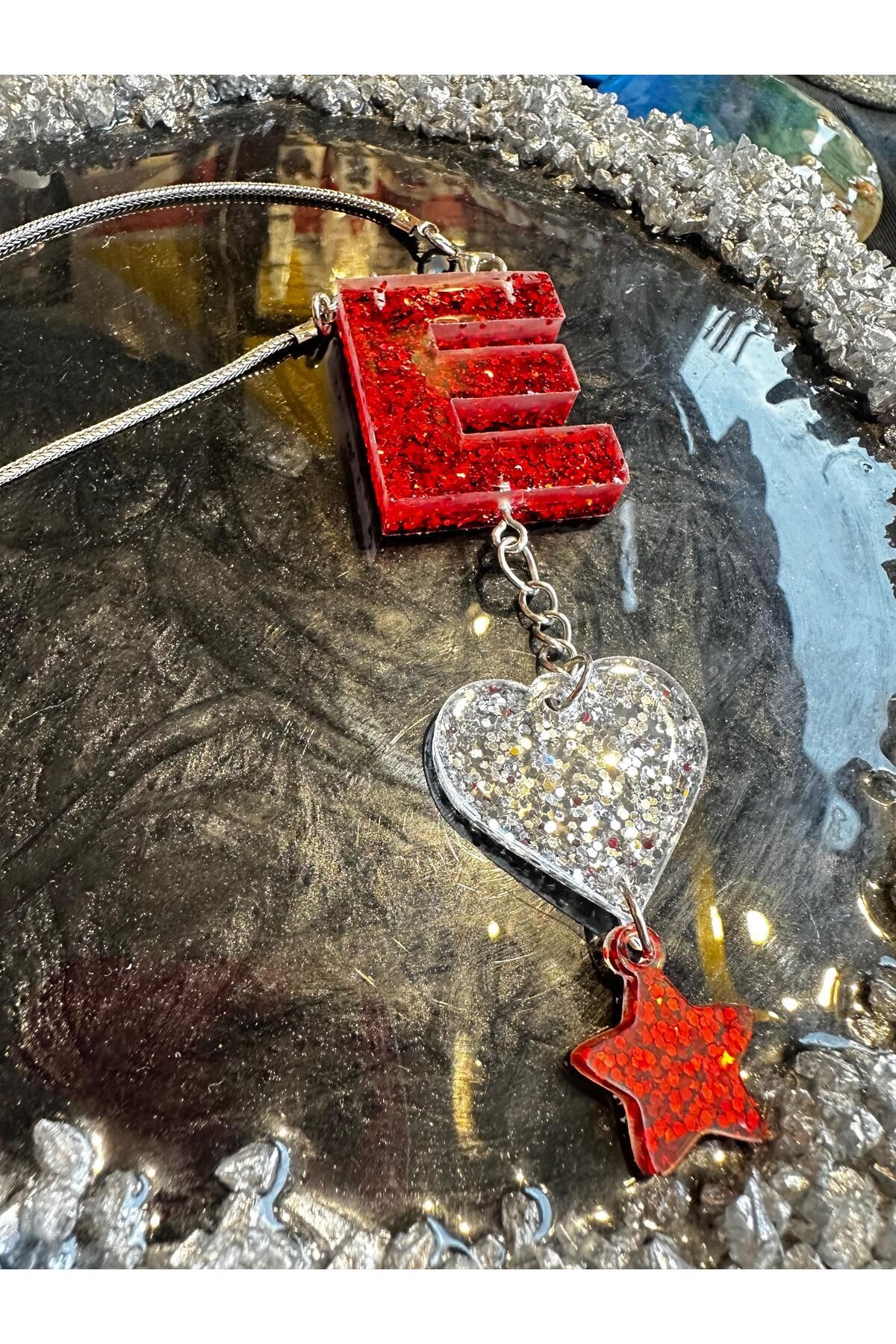 E Harf Simli Kırmızı Renk VIP Kalp ve Yıldız Objeli Epoksi Dikiz Ayna Süsü Hediyelik Araba Süsü